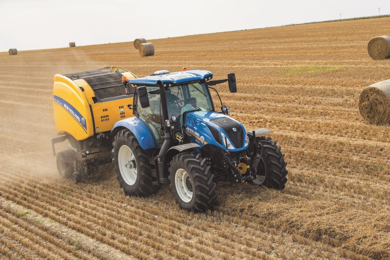 Tractor New Holland trabajando en el campo